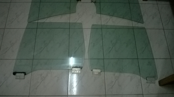 ขายชุดกระจกe30 4ประตู มีหลุดตัวนอก1บาน ขายเหมาตามรูปราคา2000 โทร0924462525โส