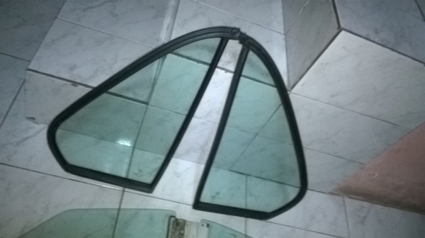 ขายชุดกระจกe30 4ประตู มีหลุดตัวนอก1บาน ขายเหมาตามรูปราคา2000 โทร0924462525โส