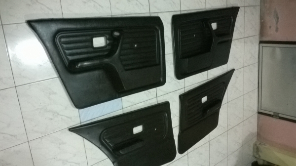 ขายแผงประตู BMW e30 4ประตู หนังดำ พร้อมมือจับ สภาพสวย ราคา4000บาท โทร0924462525โส