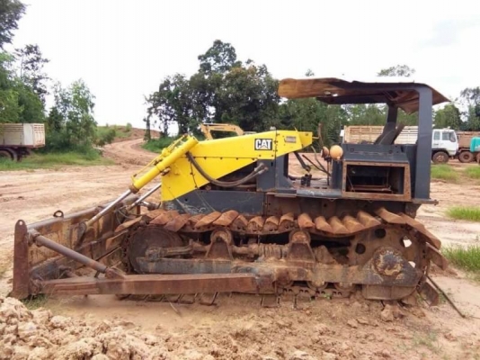 ขาย 335,000 บาท CATTERPILAR D4E เครื่องดี เกียร์ดี โล่หนา ใบแทรกสวย  หักบางแผ่น เอกสารชื้อขาย   รถอยู่  จ.ปทุมธานี โทร&amp;ไอดีไลน์ 0610710295