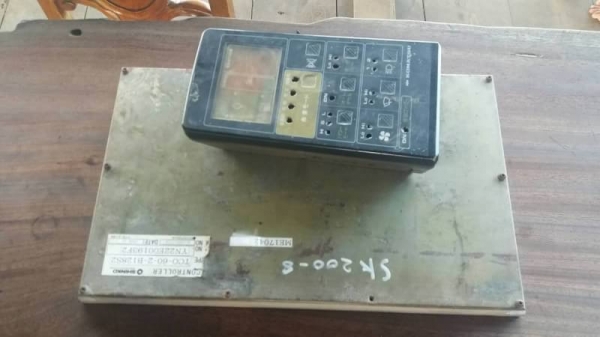 ขายอะไหล่. ระบบ ไฟฟ้า แบคโฮ หลายรุ่น (1) KOMATSU PC200-5 กล่อง+จอ+จอ 30,000 บาท  (2)KOBELCO SK 200-8 กล่อง+จอ 80,000 บาท  (3) SANY       กล่อง+ จอ 60,000 บาท  (4) CAT 320 C       กล่อง      30,000 บาท  (5) KOBELCO มาร์คไฟว์  กล่อง+จอ 40,000 บาท  KOMUTSU P