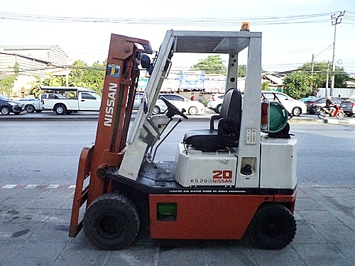 (ขายโละสต๊อกราคาพิเศษ) รถยกนิสสัน 2 ตัน  (รุ่นใหม่-ทรงเล็ก) เครื่องเบนซิน (ใช้แก๊สอย่างเดียว)  กระบอกคู่ เสาสูง 3 เมตร   พวงมาลัยเพาเว่อร์  สีเดิมจากนอก นำเข้าจากญี่ปุ่น ใช้งานได้ทันที ราคา120000