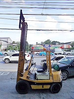 (ขายโละสต๊อกราคาพิเศษ) รถยกโตโยต้า 2.5 ตัน  เครื่องเบนซิน (ใช้แก๊สอย่างเดียว) กระบอกคู่ เสาสูง 3 เมตร พวงมาลัยเพาเว่อร์  สีเดิมจากนอก นำเข้าจากญี่ปุ่น ใช้งานได้ทันที ราคา120000