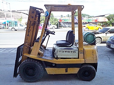 (ขายโละสต๊อกราคาพิเศษ) รถยกโตโยต้า 2.5 ตัน  เครื่องเบนซิน (ใช้แก๊สอย่างเดียว) กระบอกคู่ เสาสูง 3 เมตร พวงมาลัยเพาเว่อร์  สีเดิมจากนอก นำเข้าจากญี่ปุ่น ใช้งานได้ทันที ราคา120000