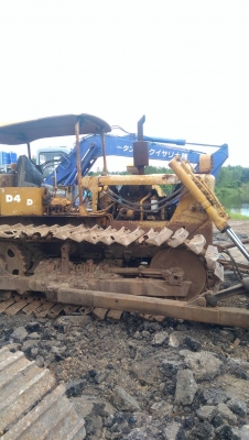 รถแทรกเตอร์ CAT D4D เครื่องดี เกียร์ดี สามกระบอกเอียงผานได้ ดึงเลี้ยวง่าย ใบมีหัก ตะแกรงหน้ามี มีหม้อน้ำให้อีก 1 อัน มี VDO การทำงานให้ชม