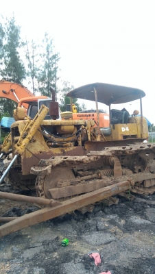 รถแทรกเตอร์ CAT D4D เครื่องดี เกียร์ดี สามกระบอกเอียงผานได้ ดึงเลี้ยวง่าย ใบมีหัก ตะแกรงหน้ามี มีหม้อน้ำให้อีก 1 อัน มี VDO การทำงานให้ชม