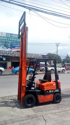 ขายรถยกโตโยต้า 1.5 ตัน รุ่น5 เครื่องเบนซิน กระบอกคู่ เสาสูง 3 เมตร  พวงมาลัยเพาเว่อร์  สีเดิมจากนอก นำเข้าจากญี่ปุ่น ใช้งานได้ทันที ราคา140000