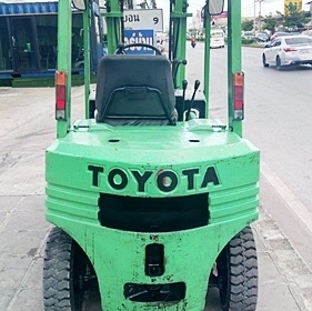 ขายรถยกโตโยต้า 2 ตัน รุ่น5 เครื่องเบนซิน กระบอกคู่ เสาสูง 3 เมตร พวงมาลัยเพาเว่อร์  สีเดิมจากนอก นำเข้าจากญี่ปุ่น ใช้งานได้ทันที ราคา170000