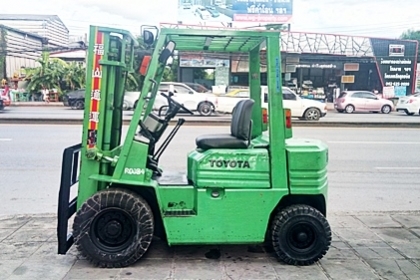 ขายรถยกโตโยต้า 2 ตัน รุ่น5 เครื่องเบนซิน กระบอกคู่ เสาสูง 3 เมตร พวงมาลัยเพาเว่อร์  สีเดิมจากนอก นำเข้าจากญี่ปุ่น ใช้งานได้ทันที ราคา170000