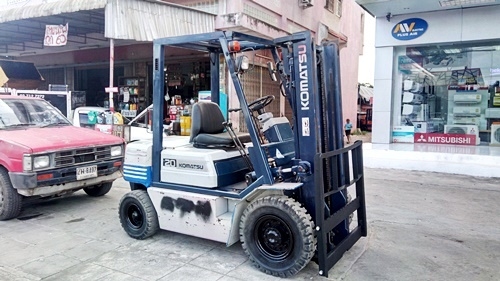 ขายรถยกโคมัสสึ 2 ตัน รุ่น11 เครื่องเบนซิน กระบอกคู่ เสาสูง 3 เมตร ยางตัน พวงมาลัยเพาเว่อร์  สีเดิมจากนอก นำเข้าจากญี่ปุ่น ใช้งานได้ทันที ราคา170000