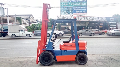 ขายรถยกโตโยต้า 2 ตัน รุ่น5 เครื่องเบนซิน กระบอกคู่ เสาสูง 4.5 เมตร ยางตันใหม่ พวงมาลัยเพาเว่อร์ นำเข้าจากญี่ปุ่น ใช้งานได้ทันที ราคา190000