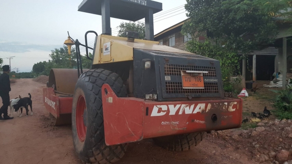 ต้องการขายด่วนๆรถบดสั่นสะเทือน2เพลา DYNAPAC CA250D 10.6ตัน รถเพิ่งใช้งาน1,####ชม. เอกสารเล่มทะเบียน ปี56 ขายตามสภาพ ราคา1,250,000บาท โทไอดี 0990035892 (/)0843923995 ดูรถได้ที่ จ.บึงกาฬ