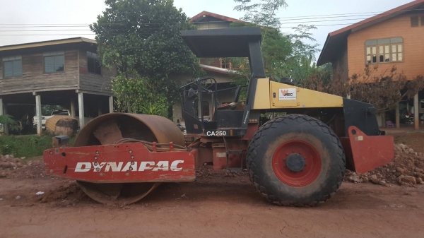ต้องการขายด่วนๆรถบดสั่นสะเทือน2เพลา DYNAPAC CA250D 10.6ตัน รถเพิ่งใช้งาน1,####ชม. เอกสารเล่มทะเบียน ปี56 ขายตามสภาพ ราคา1,250,000บาท โทไอดี 0990035892 (/)0843923995 ดูรถได้ที่ จ.บึงกาฬ