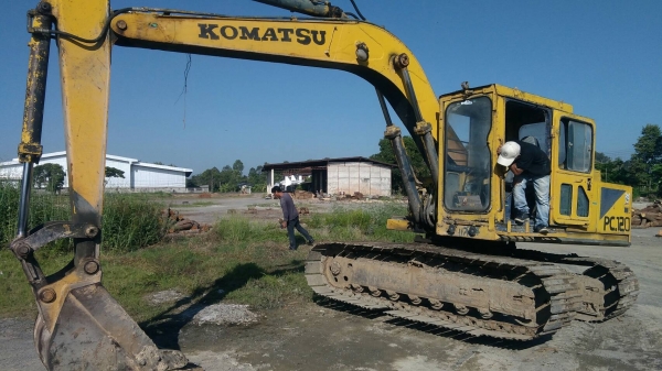 KOMATSU 12HT สภาพใช้งานได้ดีเครื่องปั้ม ช่วงล่างดี อยู่ภาคอิสาน 310,000บ. สนใจ 0835601591 หรือ 0903494058