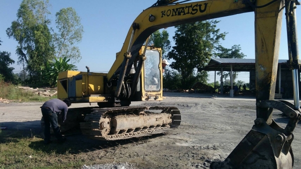 KOMATSU 12HT สภาพใช้งานได้ดีเครื่องปั้ม ช่วงล่างดี อยู่ภาคอิสาน 310,000บ. สนใจ 0835601591 หรือ 0903494058