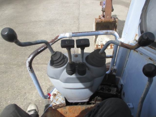 ขายรถขุด KOMATSU   PC28UU-2  เครื่องยนต์  3D84   3สูบ เก่าจากญี่ปุ่น   ยังไม่เคยใช้งานในไทย  250,000  บาท