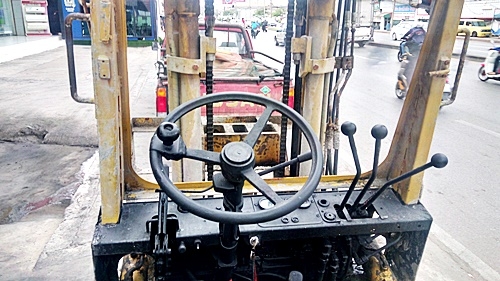 ขายรถยกSUMITOMO 3 ตัน เครื่องดีเซล เกียร์ออโต้ กระบอกคู่ งาเทด้ำ เสาสูง 3 เมตร พวงมาลัยเพาเว่อร์  สีเดิมจากนอก นำเข้าจากญี่ปุ่น ใช้งานได้ทันที ราคา230000