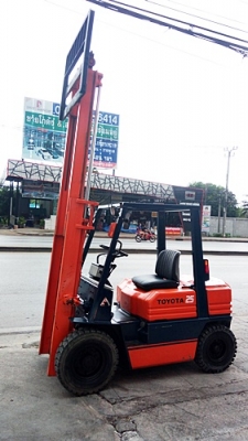 ขายรถยกโตโยต้า 2.5 ตัน รุ่น5 เครื่องเบนซิน กระบอกคู่ เสาสูง 3 เมตร พวงมาลัยเพาเว่อร์  สีเดิมจากนอก นำเข้าจากญี่ปุ่น ใช้งานได้ทันที ราคา190000