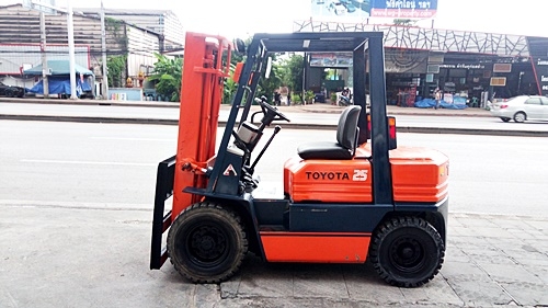 ขายรถยกโตโยต้า 2.5 ตัน รุ่น5 เครื่องเบนซิน กระบอกคู่ เสาสูง 3 เมตร พวงมาลัยเพาเว่อร์  สีเดิมจากนอก นำเข้าจากญี่ปุ่น ใช้งานได้ทันที ราคา190000