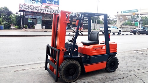 ขายรถยกโตโยต้า 2.5 ตัน รุ่น5 เครื่องเบนซิน กระบอกคู่ เสาสูง 3 เมตร พวงมาลัยเพาเว่อร์  สีเดิมจากนอก นำเข้าจากญี่ปุ่น ใช้งานได้ทันที ราคา190000