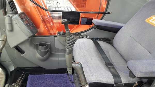 ขายด่วน!! Hitachi ZX200-1 สภาพสวยค่ะ
