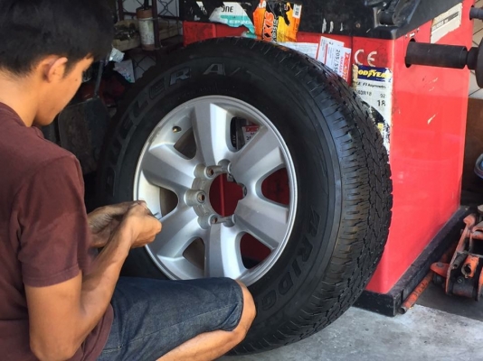 ยาง Bridgestone 265 65 17 ปี16 ดอกเต็ม ใช้ยาว ราคาชุดล่ะ 6,500 บาท ติดต่อ e