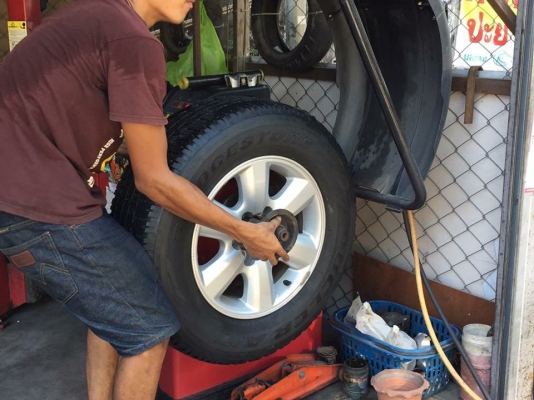 ยาง Bridgestone 265 65 17 ปี16 ดอกเต็ม ใช้ยาว ราคาชุดล่ะ 6,500 บาท ติดต่อ e