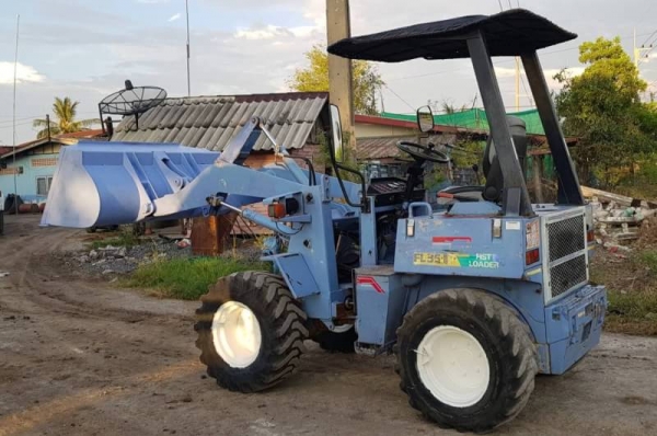 ขายด่วนรถยกตักเอวอ่อนฟูโกกาวาHL35-2ตักยก2.5ตันยกสูง3เมตรรถขับเคลื่อน4ล้อเกียร์ท็อกโลฮายรถนอกเพื่งนำเข้ามายังไม่เคยใช้งานในเมืองไทยเลย