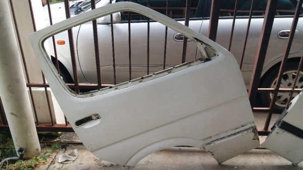 บานประตูคู่หน้ารถตู้หัวจรวด บานประตูคู่หน้ารถตู้หัวจรวด