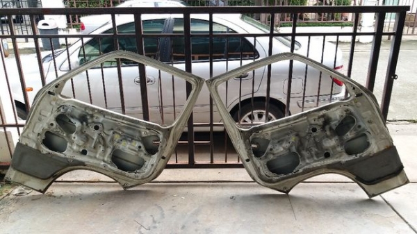 บานประตูคู่หน้ารถตู้หัวจรวด บานประตูคู่หน้ารถตู้หัวจรวด