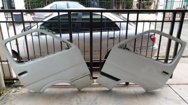 บานประตูคู่หน้ารถตู้หัวจรวด