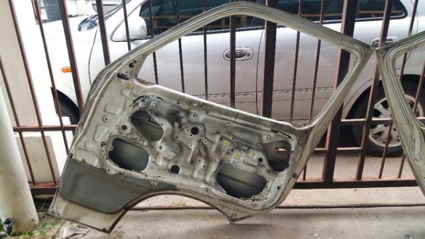 บานประตูคู่หน้ารถตู้หัวจรวด บานประตูคู่หน้ารถตู้หัวจรวด