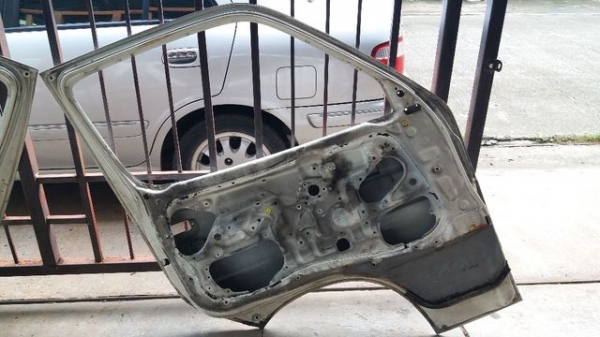 บานประตูคู่หน้ารถตู้หัวจรวด บานประตูคู่หน้ารถตู้หัวจรวด