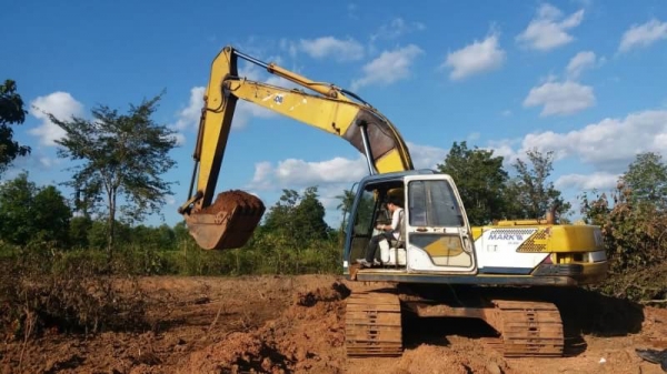 ขาย 465,000 บาท KOBELCO SK200 MARK 3 เครื่องดี ปั้มแรง โช่หนา เอวแน่น เอกสารอินวอยท์  รถอยู่ จ.สกลนคร โทร&amp;ไอดีไลน์ 0610710295