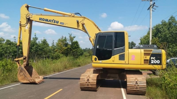 ขาย 1,790,000 บาท KOMATSU PC200-8N1 ทำงาน 7,771 ชม. เครื่องดี ปั้มแรง โช่หนา เอวแน่น สวยกิป ไฟฟ้าครบ เอกสารเล่มทะเบียน รถสวยพร้อมใช้เอกสารพร้อมโอน รถอยู่ จ.ปทุมธานี 090-772-3710 090-772-3708