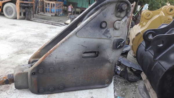 หัวกระแทกสำหรับรถขุด ขนาด 200 / สลัก 80 มิล เก่านอก ไม่มีถุงลม 150,000 บาท หัวกระแทกสำหรับรถขุด ขนาด 200 / สลัก 80 มิล เก่านอก ไม่มีถุงลม 150,000 บาท