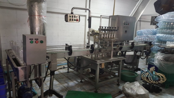 ขายเครื่องบรรจุ 6 หัวพร้อมเครื่องปิดฝาอัตโนมัติและเครื่องอบแพ็ค