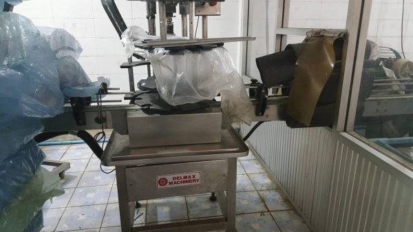 ขายเครื่องบรรจุ 6 หัวพร้อมเครื่องปิดฝาอัตโนมัติและเครื่องอบแพ็ค