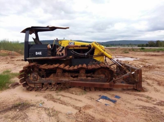 ขาย 265,000 CATTERPILAR D4E หัวฉีดไดเร็ค เครื่องดี เกียร์ดี โช่หนา ใบแทรกสวย  หักบางแผ่น เอกสารชื้อขาย  รถอยู่  จ.ปทุมธานี 090-772-3710 090-772-3708