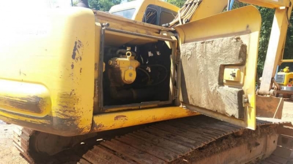 ขาย 795,000 บาท KOMATSU PC200-6 เครื่องดี ปั้มแรง โช่หนา เอวแน่น ไฟฟ้าครบ เอกสารเล่มทะเบียน  รถอยู่ จ.สกลนคร 090-772-3710 090-772-3708