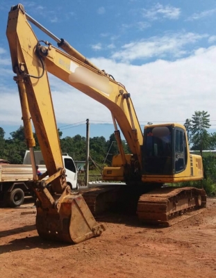 ขาย 795,000 บาท KOMATSU PC200-6 เครื่องดี ปั้มแรง โช่หนา เอวแน่น ไฟฟ้าครบ เอกสารเล่มทะเบียน  รถอยู่ จ.สกลนคร 090-772-3710 090-772-3708