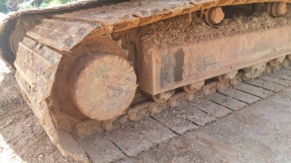 ขาย 795,000 บาท KOMATSU PC200-6 เครื่องดี ปั้มแรง โช่หนา เอวแน่น ไฟฟ้าครบ เอกสารเล่มทะเบียน  รถอยู่ จ.สกลนคร 090-772-3710 090-772-3708