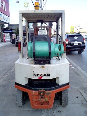 (ขายโละสต๊อกราคาพิเศษ) รถยกนิสสัน 2 ตัน  (รุ่นใหม่-ทรงเล็ก) เครื่องเบนซิน (ใช้แก๊สอย่างเดียว)  กระบอกคู่ เสาสูง 3 เมตร   พวงมาลัยเพาเว่อร์  สีเดิมจากนอก นำเข้าจากญี่ปุ่น ใช้งานได้ทันที ราคา120000