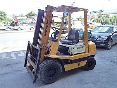 (ขายโละสต๊อกราคาพิเศษ) รถยกโตโยต้า 2.5 ตัน  เครื่องเบนซิน (ใช้แก๊สอย่างเดียว) กระบอกคู่ เสาสูง 3 เมตร พวงมาลัยเพาเว่อร์  สีเดิมจากนอก นำเข้าจากญี่ปุ่น ใช้งานได้ทันที ราคา120000