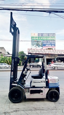 ขายรถยกโคมัสสึ 2 ตัน รุ่น11 เครื่องเบนซิน กระบอกคู่ เสาสูง 3 เมตร ยางตัน พวงมาลัยเพาเว่อร์  สีเดิมจากนอก นำเข้าจากญี่ปุ่น ใช้งานได้ทันที ราคา170000