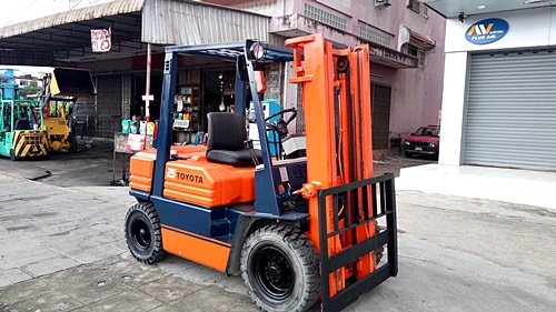 ขายรถยกโตโยต้า 2.5 ตัน รุ่น5 เครื่องเบนซิน กระบอกคู่ เสาสูง 3 เมตร พวงมาลัยเพาเว่อร์  สีเดิมจากนอก นำเข้าจากญี่ปุ่น ใช้งานได้ทันที ราคา190000