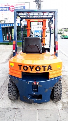 ขายรถยกโตโยต้า 2.5 ตัน รุ่น5 เครื่องเบนซิน กระบอกคู่ เสาสูง 3 เมตร พวงมาลัยเพาเว่อร์  สีเดิมจากนอก นำเข้าจากญี่ปุ่น ใช้งานได้ทันที ราคา190000
