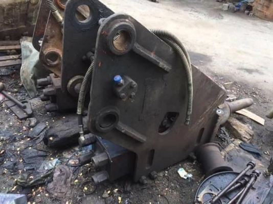 ขาย 325,000  แบคโฮ=หัวเจาะ npk  KOMATSU pc 100-3 เครื่องเดิมดี ปั้มเดิมแรง เอวมีขยับนิดๆ ช่วงล่างดี  รถอยู่ กทม. 090-772-3710 090-772-3708