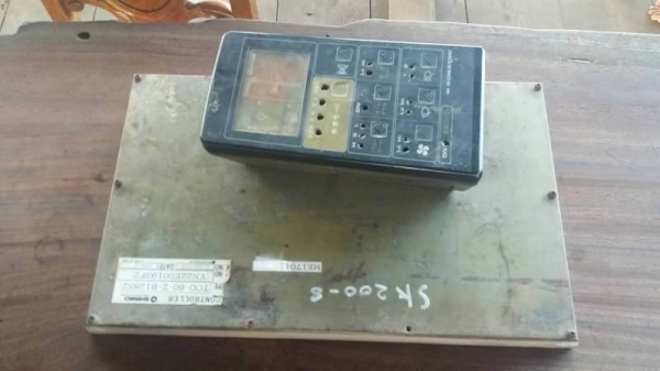ขายอะไหล่. ระบบ ไฟฟ้า แบคโฮ หลายรุ่น (1) KOMATSU PC200-5 กล่อง+จอ+จอ 30,000 บาท  (2)KOBELCO SK 200-8 กล่อง+จอ 80,000 บาท  (3) SANY       กล่อง+ จอ 60,000 บาท  (4) CAT 320 C       กล่อง      30,000 บาท  (5) KOBELCO มาร์คไฟว์  กล่อง+จอ 40,000 บาท  KOMUTSU P