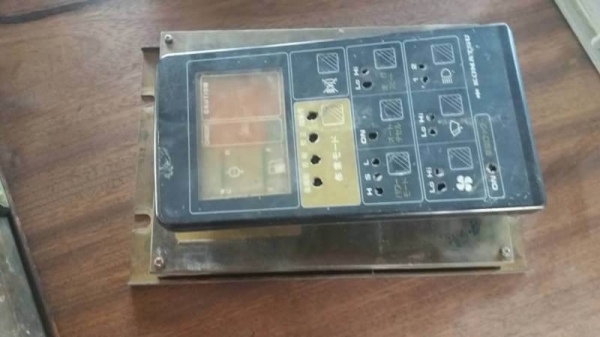 ขายอะไหล่. ระบบ ไฟฟ้า แบคโฮ หลายรุ่น (1) KOMATSU PC200-5 กล่อง+จอ+จอ 30,000 บาท  (2)KOBELCO SK 200-8 กล่อง+จอ 80,000 บาท  (3) SANY       กล่อง+ จอ 60,000 บาท  (4) CAT 320 C       กล่อง      30,000 บาท  (5) KOBELCO มาร์คไฟว์  กล่อง+จอ 40,000 บาท  KOMUTSU P